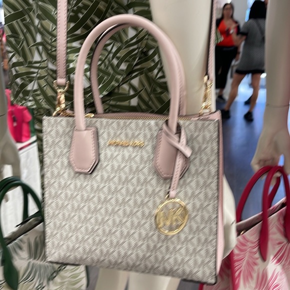 MICHAEL KORS
Mercer Medium Logo and Leather Accordion Crossbody Satchel Messengr - Picture 16 of 16